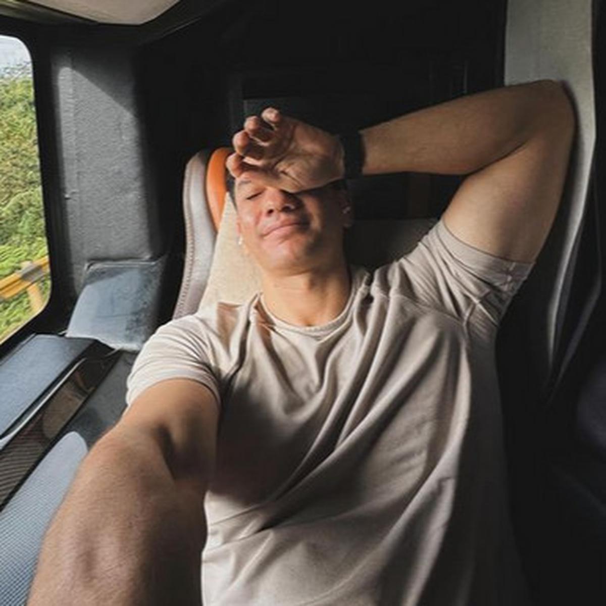 Potret Andrew White Naik Sleeper Bus 14 Jam dari Makassar ke Sorowako, Dijuluki Duta Bus & 'Muka Bantal' Ganteng Abis