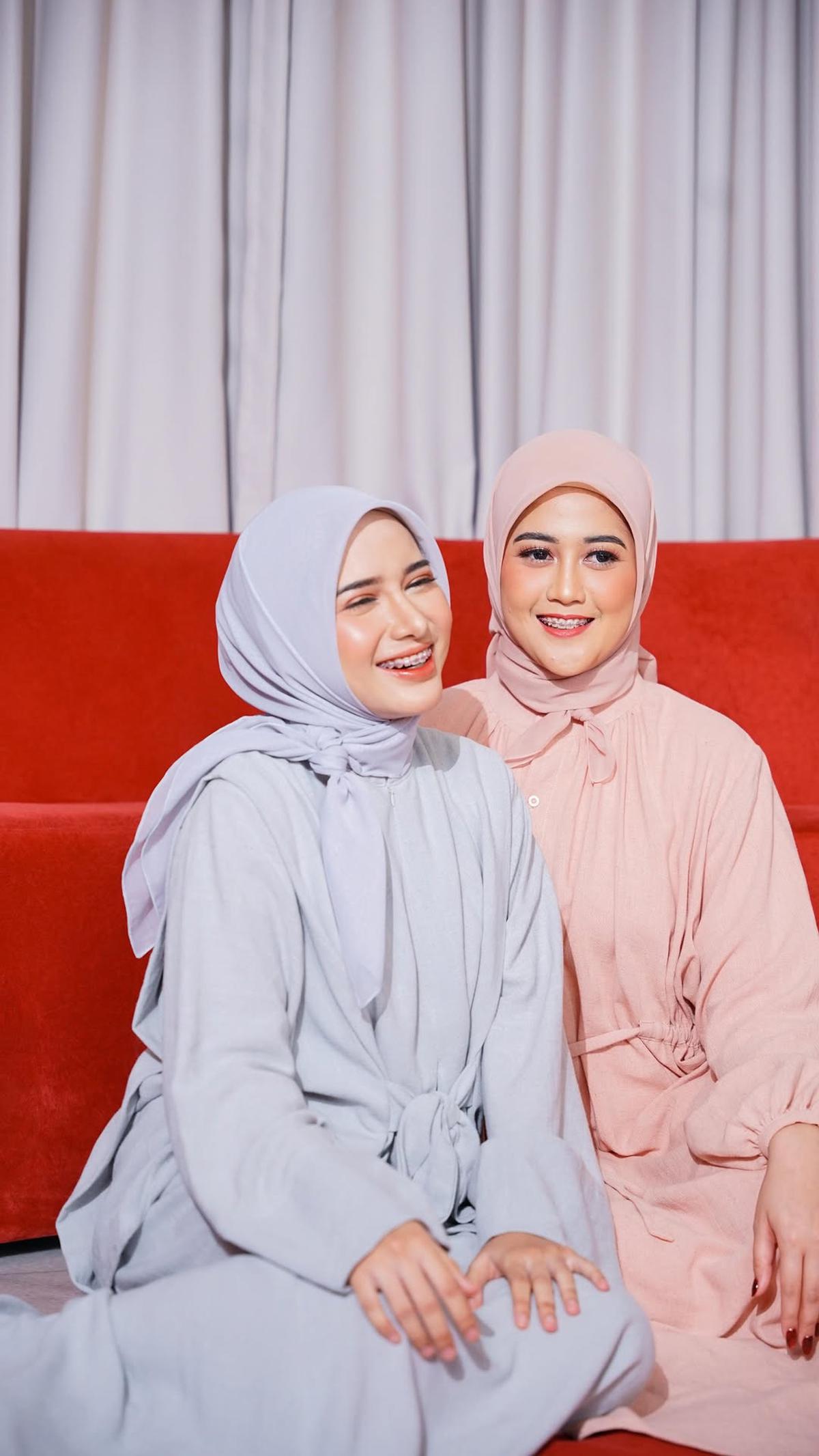 7 Potret Dilan Janiyar Kenakan Hijab, Auranya Berubah Timur Tengah Banget