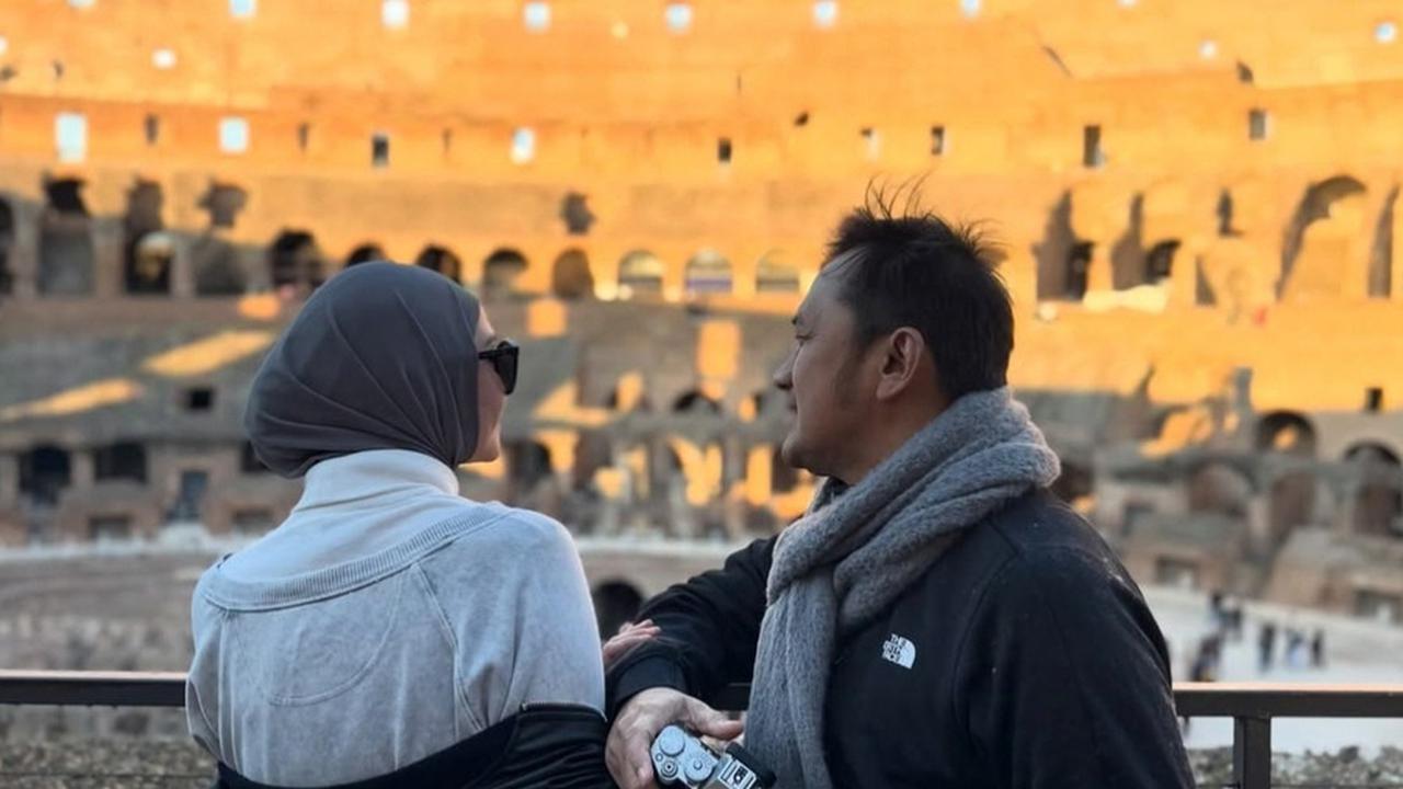 Potret Keluarga Hanung Bramantyo dan Zaskia Adya Mecca Liburan ke Italia, Berkunjung ke Colosseum hingga Salat Jumat di Kota Katolik Roma