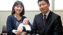 Ryusuke Sekino, bayi laki-laki terkecil di dunia digendong oleh ibunya Toshiko Sekino didampingi sang suami Kohei Sekino di sebuah rumah sakit di Azumino, Prefektur Nagano, Jepang, Jumat (19/4). Sekino berhasil bertahan hidup setelah tujuh bulan menjalani perawatan intensif. (Kyodo News via AP)