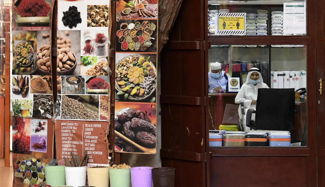 Seorang pemilik toko menunggu pelanggan di Deira Souk di kota Emirat Dubai (30/9/2020). Barang yang dijual di Deira Souk juga paling diminati turis seperti rempah dan emas. (AFP/Karim Sahib)