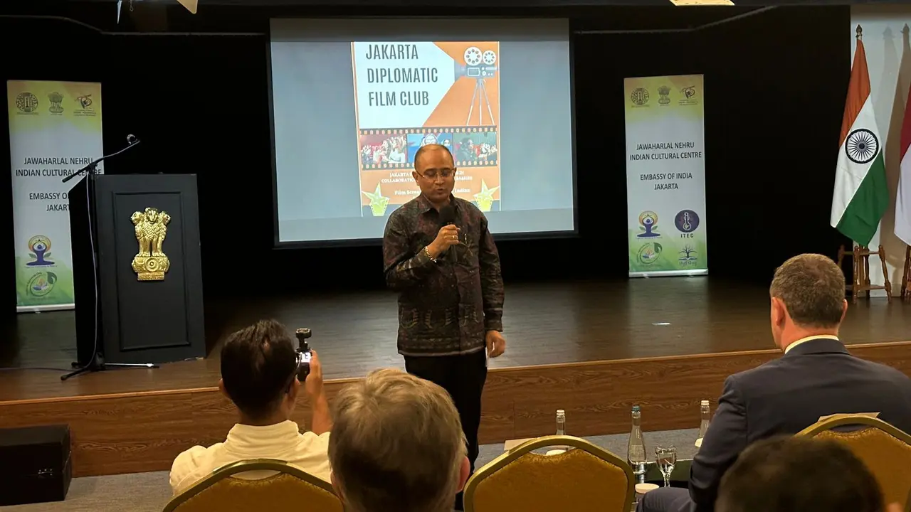 Duta Besar India untuk Indonesia Sandeep Chakravorty resmi meluncurkan Jakarta Diplomatic Film Club (JDFC) di Kedutaan Besar India, Jakarta, Jumat (5/7/2024). (Liputan6/Benedikta Miranti)