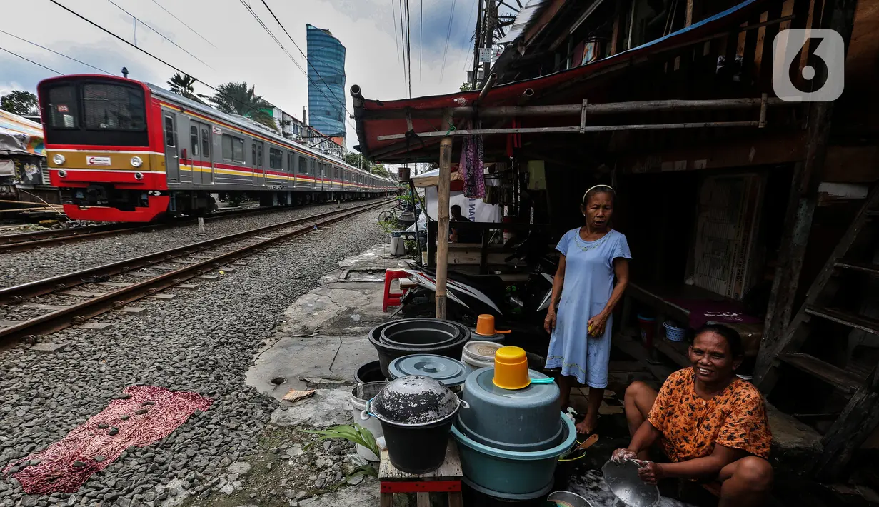 Aktivitas warga di bantaran rel kawasan pemukiman padat Pejompongan di tengah pandemi COVID-19, Jakarta, Kamis (28/1/2020). Dibandingkan  dengan  hasil  sensus  sebelumnya,  jumlah  penduduk  DKI  Jakarta terus  meningkat. (Liputan6.com/Johan Tallo)