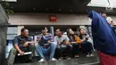 Keluarga korban Lion AIR JT 610 berbincang di hotel kawasan Cawang, Jakarta, Rabu (23/1). Pihak hotel yang menjadi posko pencarian tersebut meminta mereka meninggalkan lokasi mulai siang ini. (Liputan6.com/Herman Zakharia)