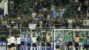 Para pemain Inter Milan merayakan dengan para penggemar usai mengalahkan Cremonese pada pertandingan lanjutan Liga Serie A Italia di stadion San Siro di Milan, Italia, Rabu (31/8/2022). Dengan kemenangan ini, Inter Milan naik  ke posisi 2 dengan 9 poin. (AP Photo/ Luca Bruno)