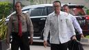 Menpora Imam Nahrawi, berjalan saat tiba di Gedung KPK, Jakarta, Kamis (24/1). Dirinya diperiksa sebagai saksi untuk tersangka Sekjen KONI, Ending Hamidy, terkait suap dana hibah dari Kemenpora ke KONI. (Merdeka.com/Dwi Narwoko)