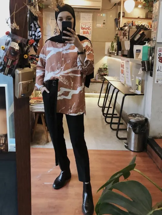 Untuk menetralkan corak pada pakaian, nuansa warna hitam bisa menjadi penyeimbang yang menjanjikan. [Foto: Instagram/ Jenahara]