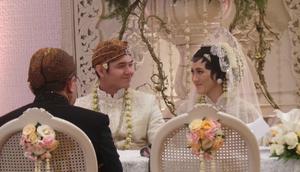 Dude Harlino akhirnya resmi mempersunting Alyssa Soebandono dengan mas kawin uang tunai sebesar Rp 2.203. 014 dan sebuah sajadah.