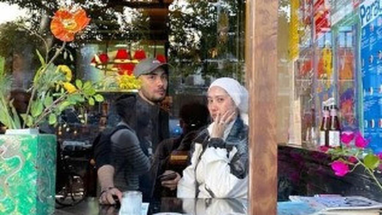 Keduanya Berpose Keren di Kafe di Belanda