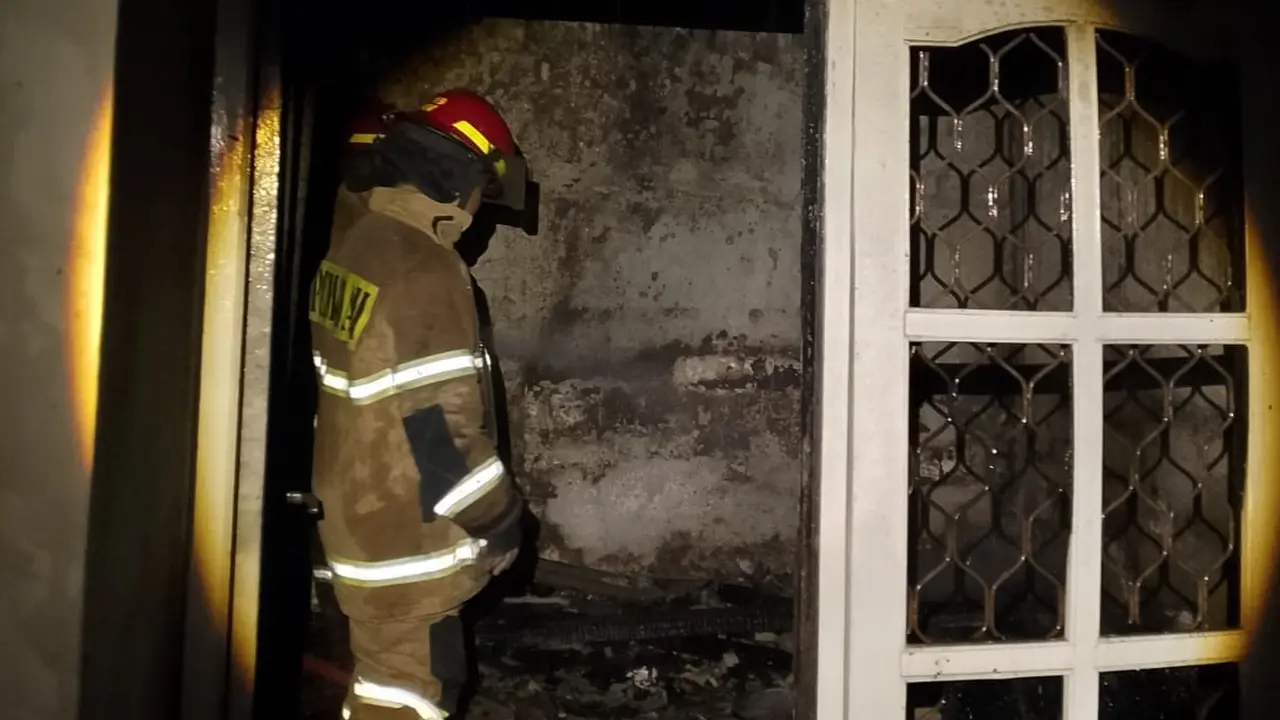 Petugas DPKP Kota Depok saat memadamkan api yang membakar salah satu rumah di Jalan H Bachir, Jatijajar, Depok.