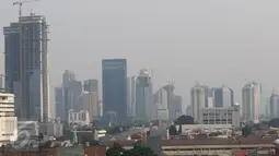 Lansekap gedung bertingkat terlihat dari kawasan Tanah Abang, Jakarta, Jumat (16/9). Gubernur DKI Jakarta Basuki Tjahaja Purnama mewajibkan semua gedung di Ibu Kota untuk menerapkan bangunan gedung hijau (green building). (Liputan6.com/Immanuel Antonius)