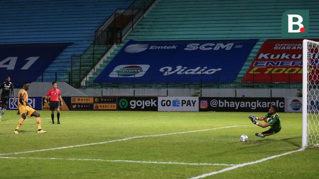 Foto: Teja Paku Alam Gagalkan Penalti Mantan, Persib Bandung Kalahkan Pemuncak Klasemen BRI Liga 1