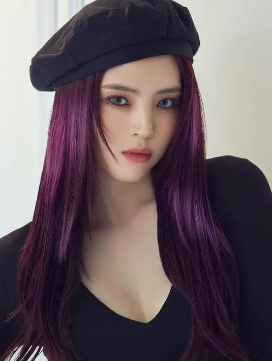 Dalam foto yang satu ini, wajah Han So Hee terlihat sangat cantik, terutama dengan riasan smokey eyes yang mempertajam area matanya. Hanya dengan eyeliner hitam untuk bagian atas dan bawah mata, lihat bagaimana ini bisa mengubah penampilannya seketika. Foto: Instagram