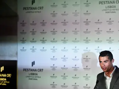 Bintang Real Madrid Cristiano Ronaldo memberikan sambutan saat meresmikan hotel mewah kedua miliknya, di ibu kota Portugal, Lisbon, Minggu (2/10). Hotel bintang lima itu diberi nama The Pestana CR7 Lisbon. (PATRICIA DE MELO MOREIRA/AFP)
