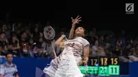 Ganda Campuran Indonesia,Della Destiara Haris dan Rosyita Eka Putri Sari harus tersingkir di Indonesia Open 2017 usai kalah melawan Chang Ye Na dan Lee So Hee (Korea) di JCC Plenary Hal, Jakarta, Jumat (16/6). (LIputan6.com/Faizal Fanani)