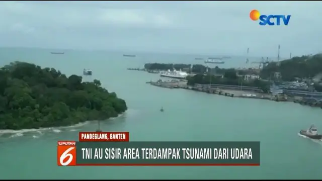 Pencarian korban tsunami juga dilakukan TNI AU di Pandeglang, Banten. Selain melakukan pencarian, tim juga mendata wilayah yang terdampak bencana tsunami.