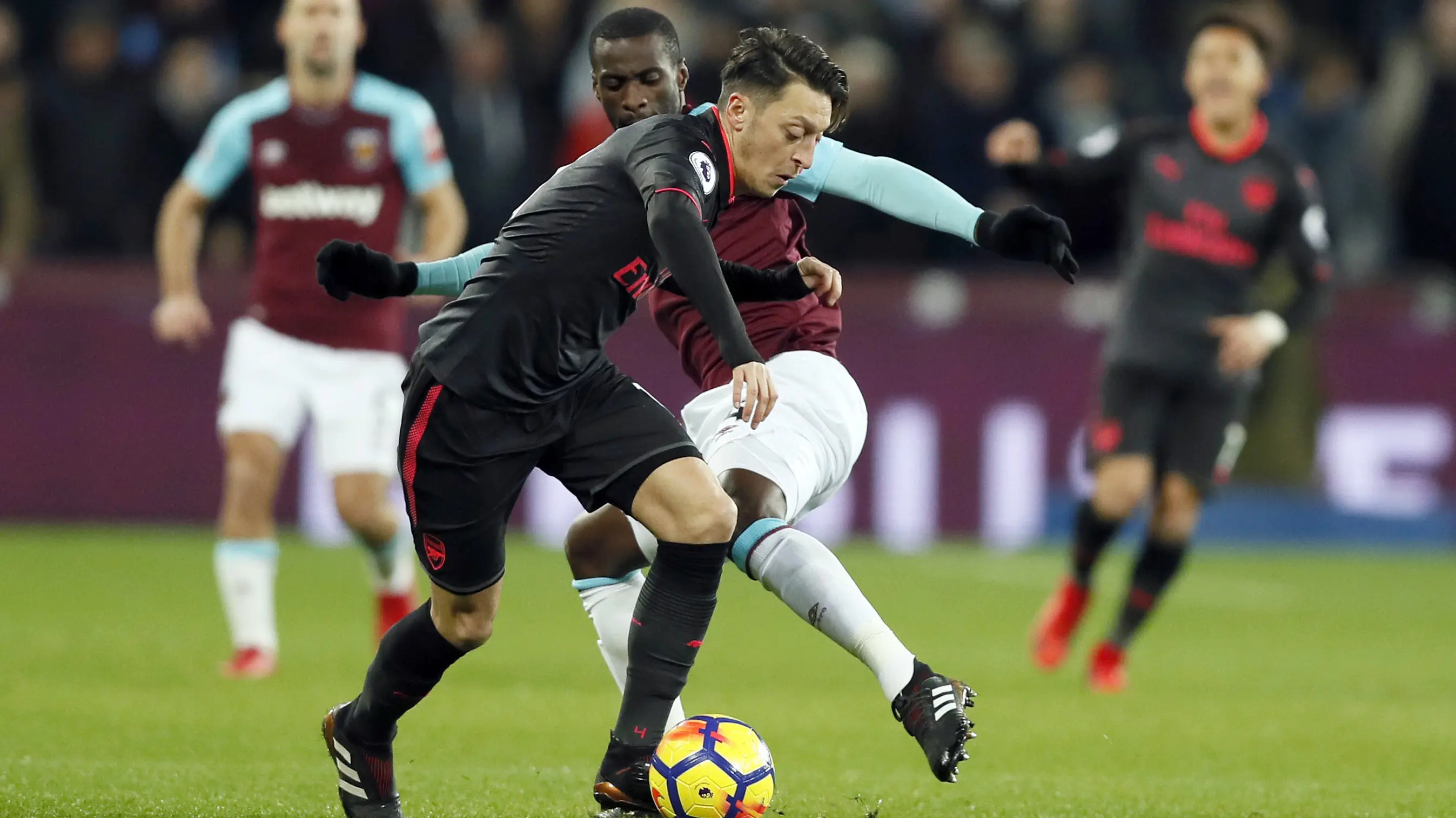 Pemain Arsenal, Mesut Ozil saat berhadapan dengan West Ham (AFP)