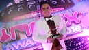 Pedangdut Nassar berhasil meraih gelar Penyanyi Dangdut Pria Paling inBox pada ajang inBox Awards 2016 di Studio 6 Emtek City, Jakarta, Rabu (19/10). Ini merupakan penghargaan ketiga Nassar dalam ajang yang sama. (Liputan6.com/Immanuel Antonius)