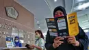Petugas melayani wajib pajak di salah satu kantor pelayanan pajak pratama di Jakarta, Kamis (29/12/2022). Berdasarkan Peraturan Presiden (Perpres) Nomor 98/2022, pemerintah mematok target penerimaan pajak tahun ini Rp1.485 triliun. Jumlahnya naik hingga 20,7% dari target penerimaan pajak 2021 senilai Rp1.229,6 triliun. (Liputan6.com/Angga Yuniar)