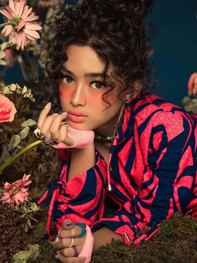 6 Gaya Aqeela Calista Tampil Vibrant di Pemotretan Terbaru Bersama Emyr Razan, Curi Perhatian