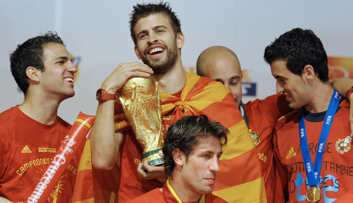 Gerard Pique - Benteng kokoh Barcelona ini merupakan salah satu bek tangguh di generasinya. Tidak hanya gemilang bersama klub, Pique juga mentereng bersama Timnas. Total 36 trofi telah diraih sepanjang kariernya. (AFP/Miguel Riopa)