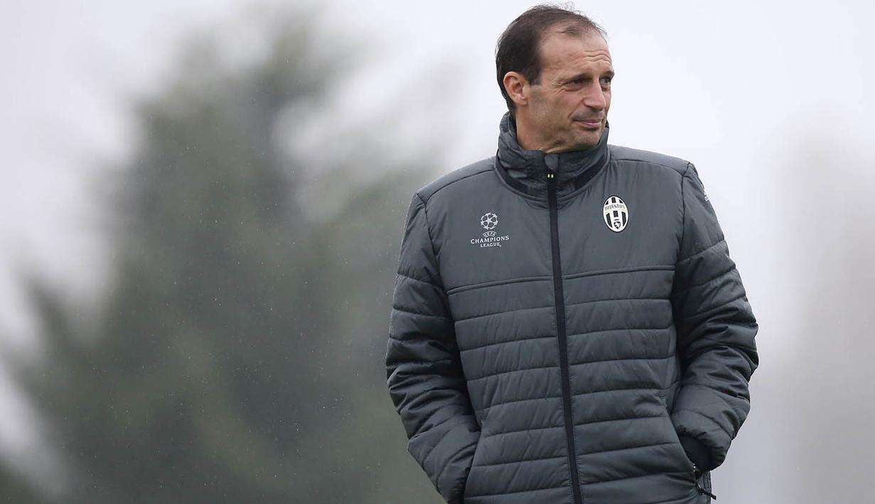 Pelatih Juventus, Massimiliano Allegri, memantau latihan anak asuhnya jelang laga Liga Champions melawan Sevilla di Vinovo, Italia, Senin (21/11/2016). Si Nyonya Tua membutuhkan kemenangan untuk memimpin klasemen Grup H. (AFP/Marco Bertorello)