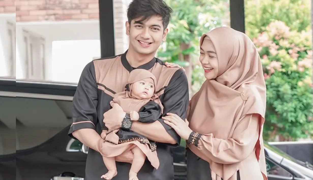 Mereka pun kerap bergaya kompak mengenakan baju kembar. Seperti potret ini, Baby Moana terlihat semakin lucu dan menggenaskan dengan hijab kecil yang dikenakannya. Gamis dan hijabnya tampak matching dengan Ria Ricis. (Liputan6.com/IG/@riaricis1795)