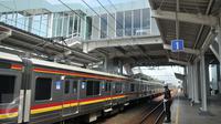 Petugas mengamati kereta yang berjalan di Stasiun Maja, Lebak, Banten, Rabu (11/5). Hari ini, Direktorat Jenderal Perkeretaapian Kementerian Perhubungan meresmikan tiga stasiun, salah satunya Stasiun Maja, Lebak. (Liputan6.com/Gempur M Surya)