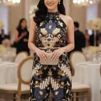Baju batik wanita cocok untuk pesta pernikahan (Foto: Gemini AI)