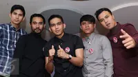 Para personil band lyla berpose pada saat  launching album di restoran cepat saji, jakarta, jumat (23/10/2015). (Liputan6.com/Herman Zakharia)