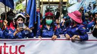 Massa buruh yang tergabung dalam Konfederasi Serikat Pekerja Seluruh Indonesia (KSPSI) dan Serikat Pekerja Nasional (SPN) demo di kawasan Patung Kuda, Jakarta, Kamis (12/5/2022). Aksi tersebut untuk memperingati May Day serta menolak Omnibuslaw UU Cipta Kerja Nomor 11 Tahun 2020 dan meminta klaster ketenagakerjaan kembali ke substansi UU Nomor 13 Tahun 2003. (Liputan6.com/Faizal Fanani)