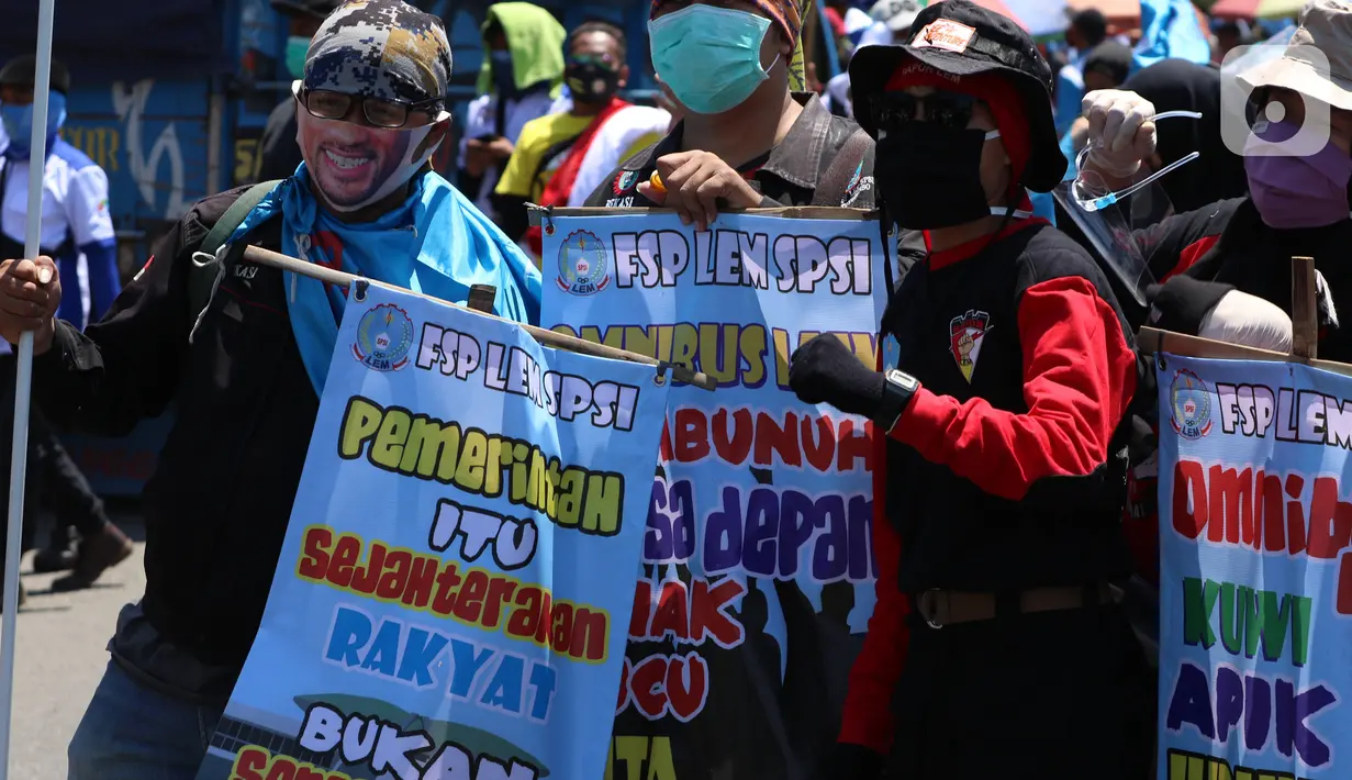 Buruh saat melakukan aksi di depan Gedung DPR RI, Jakrta, Selasa (25/8/2020). Aksi tersebut menolak draft omnibus law RUU Cipta Kerja yang diserahkan pemerintah kepada DPR. (Liputan6.com/Angga Yuniar)