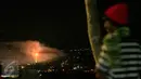 Warga melihat pesta kembang api yang dinyalakan di sekitar Candi Prambanan, (1/1). (Boy T Harjanto)