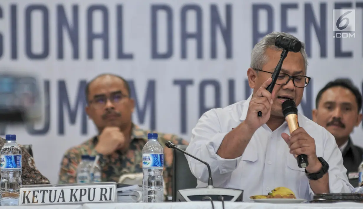 Ketua KPU Arief Budiman ketok palu usai hasil penghitungan suara dan penetapan hasil Pemilu 2019 di Gedung KPU, Jakarta, Selasa (21/5/2019). KPU menetapkan perolehan suara Pilpres 2019 untuk pasangan Jokowi-Ma’ruf 85.607.362 suara dan Prabowo-Sandiaga 68.650.239 suara. (merdeka.com/Iqbal S Nugroho)