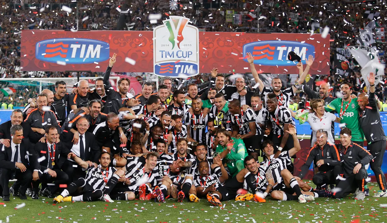 Para pemain Juventus berpesta merayakan keberhasilan meraih gelar juara Coppa Italia usai mengalahkan Lazio di Final Coppa Italia di Olimpico Roma, Italia, Rabu (20/5/2015). Ini merupakan gelar ke 10 Juventus di coppa italia. (Reuters/Giampiero Sposito)