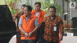 Ketua Komisi III DPRD Provinsi Jambi, Zainal Abidin dan Direktur Pemasaran PTPN III (Persero), I Kadek Kertha Laksana tiba Gedung KPK, Jakarta, Senin (28/10/2019). Zainal Abidin terkait kasus dugaan menerima suap pengesahan APBD 2017-2018. (merdeka.com/Dwi Narwoko)