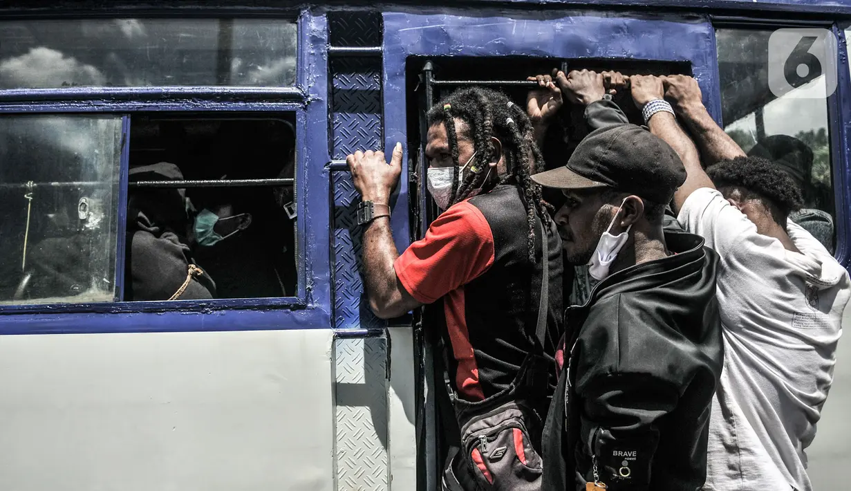 Massa FRI-West Papua menaiki bus saat dibubarkan oleh aparat kepolisian terkait aksi peringatan Deklarasi 1 Desember 1961 di kawasan Monas, Jakarta, Selasa (1/12/2020). Massa menolak perpanjangan otonomi khusus dan menuntut hak nasib rakyat West Papua. (merdeka.com/Iqbal S. Nugroho)