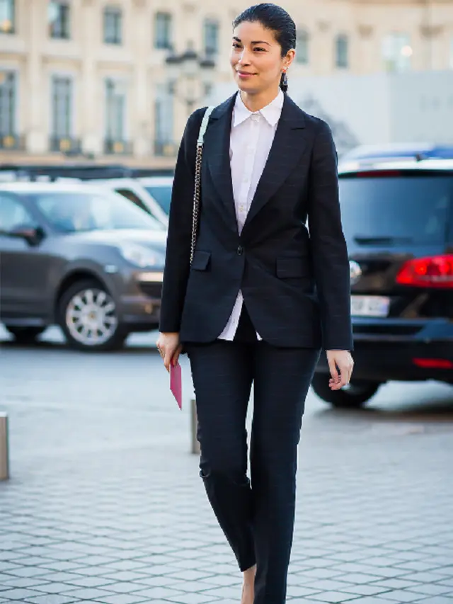 [Bintang] Klasik Modern, Coba Tips Padu-padan Outfit Ini Saat Job Interview