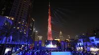 Menara tertinggi di dunia, Burj Khalifa diterangi dengan pertunjukan laser untuk merayakan wahana tak berawaknya memasuki orbIt Planet Mars, di Dubai, Selasa (9/2/2021). Suksesnya misi Hope ke orbit Mars itu menjadikan UEA negara Arab pertama yang mencapai planet tersebut. (AP Photo/Kamran Jebreili)