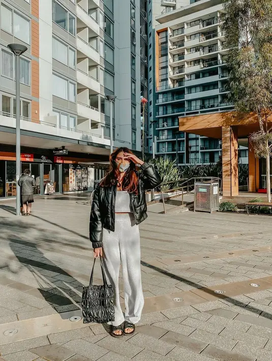 <p>Knit one set berwarna abu abu sangat cantik apabila dipasangkan dengan leather jacket sebagai outer.&nbsp;(instagram/achasinaga)</p>