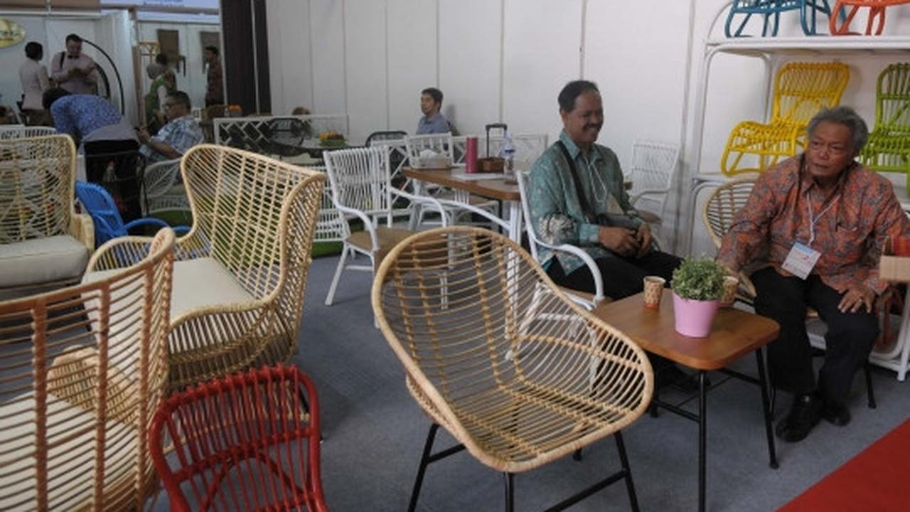 Melihat produk-produk dalam negeri di Trade Expo Indonesia 2015