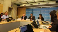 Direktur Jenderal Organisasi Kesehatan Dunia (WHO) Tedros Adhanom Ghebreyesus (tengah, belakang) berbicara dalam konferensi pers di Jenewa, 11 Maret 2020. WHO menyatakan wabah COVID-19 dapat dikategorikan sebagai "pandemi" karena telah menyebar semakin luas ke seluruh dunia. (Xinhua/Chen Junxia)