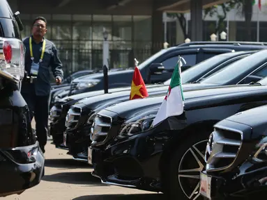 Puluhan mobil mewah untuk delegasi peserta peringatan Konferensi Asia-Afrika (KAA) telah disiapkan di halaman parkir depan Balai Sidang Jakarta Convention Center (JCC), Jakarta, Senin (20/4/2015). (Liputan6.com/Herman Zakharia)
