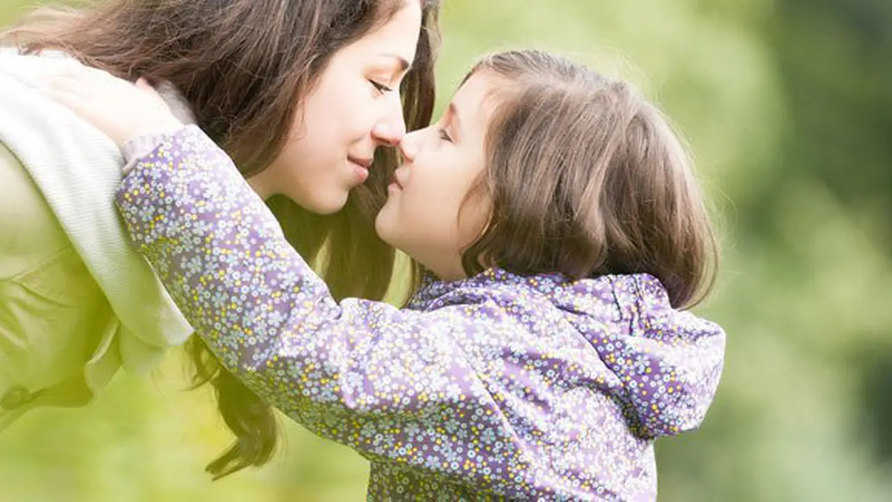 Mencium anak/Copyright Shutterstock