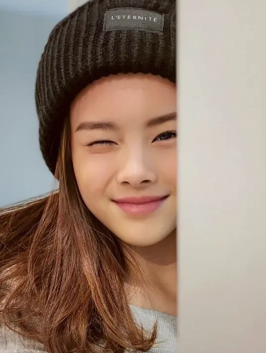 Berpose dibalik tembok sembari mengedipkan satu mata, artis dengan nama lengkap Clarice Darmoko ini tampak menggemaskan. Topi kupluk warna hitam yang dikenakan semakin membuatnya terlihat imut. Meski dengan polesan makeup tipis sekalipun, tak mengurangi pesona artis yang diketahui menyukai hewan anjing ini. (Liputan6.com/IG/@claricecutie)