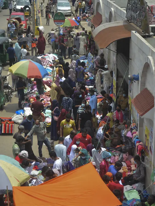 Orang-orang memadati Pasar Baru Dhaka untuk berbelanja menjelang Idul Fitri di Dhaka, Bangladesh, Rabu (12/5/2021). Umat Islam di dunia mulai sibuk mempersiapkan diri menyambut hari kemenangan setelah sebulan menjalankan ibadah puasa Ramadhan. (Munir Uz zaman / AFP)