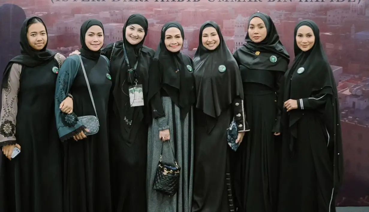 Selain Umi Pipik, artis yang juga ikut mempersiapkan acara kajian yaitu Kartika Putri, Dian Ayu, Meisya Siregar, dan Mona Ratuliu. Sementara itu, Deswita Maharani dan Dewi Gita sukses bikin pangling dengan penampilan anggunnya yang tertutup dalam balutan busana muslim dan hijab serba hitam. (Liputan6.com/IG/@_ummi_pipik_)
