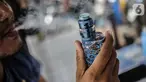 Seorang pria menggunakan vape atau rokok elektronik di kawasan Bundaran HI, Jakarta, Selasa (12/11/2019). Pemerintah melalui BPOM mengusulkan pelarangan penggunaan rokok elektrik dan vape di Indonesia, salah satu usulannya melalui revisi PP Nomor 109 Tahun 2012. (Liputan6.com/Faizal Fanani)