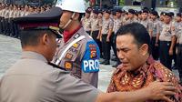 Taufik Hidayat tak kuasa menahan tangis saat Kapolda Riau memakaikan baju batik. Foto: (M Syukur/Liputan6.com)