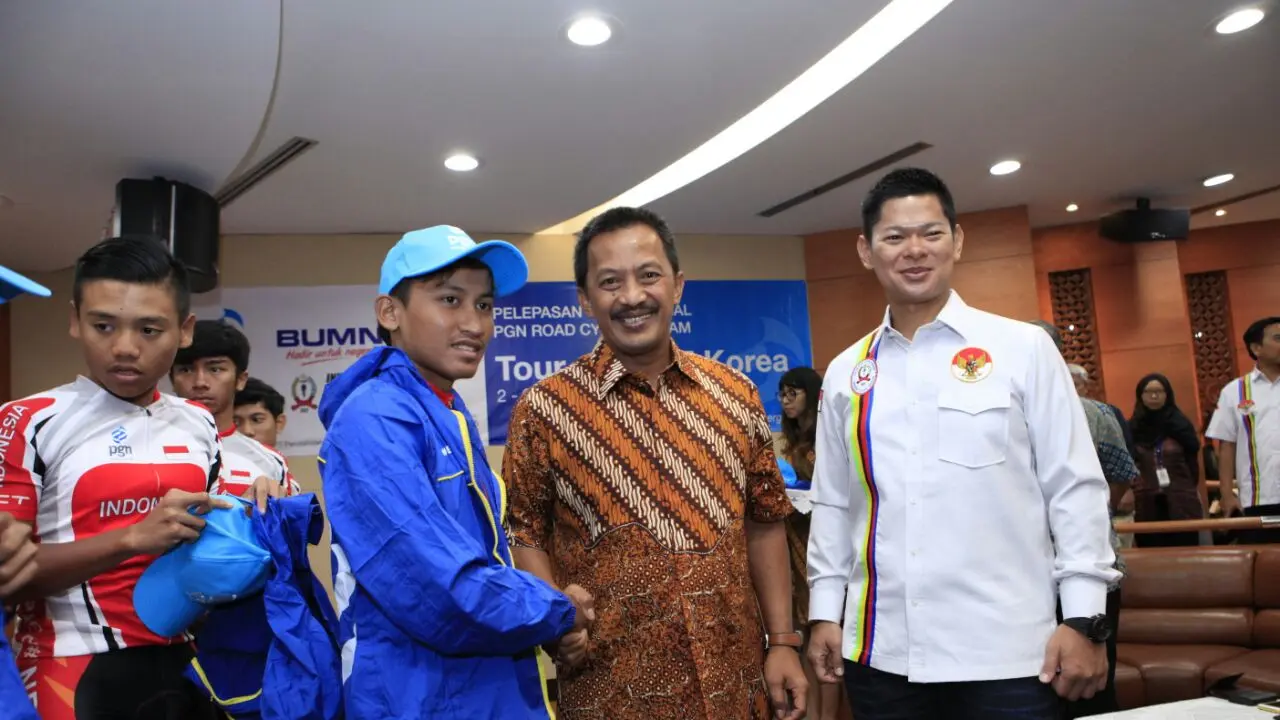 Direktur Utama PGN Jobi Triananda Hasjim (tengah) dan Ketua Ikatan Sport Sepeda Indonesia Raja Sapta Oktohari (kanan) (istimewa)